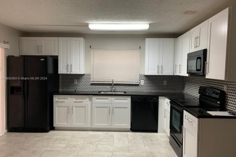 Touwnhouse à vendre à Tamarac, Floride: 2 chambres, 128.21 m2 № 1217065 - photo 1