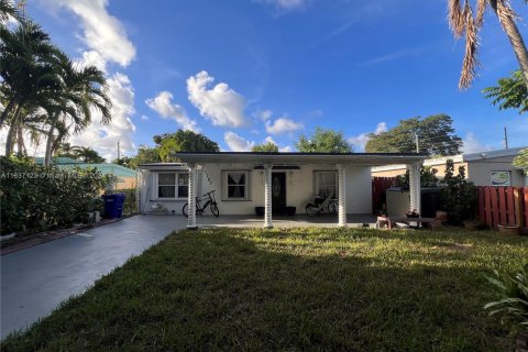 House in North Miami Beach, Florida 4 bedrooms, 155.7 sq.m. № 1309299 - photo 1