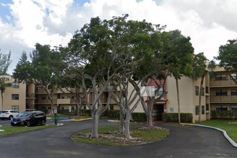 Condo in Miramar, Florida, 2 bedrooms  № 1309662 - photo 1