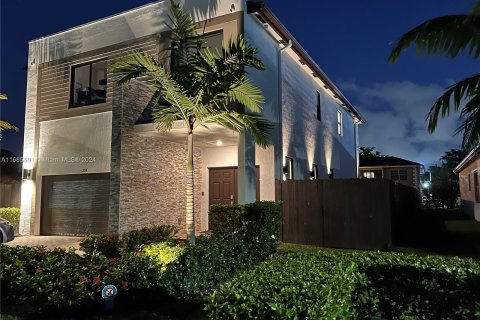 House in Miami, Florida 5 bedrooms, 263.19 sq.m. № 1423904 - photo 3