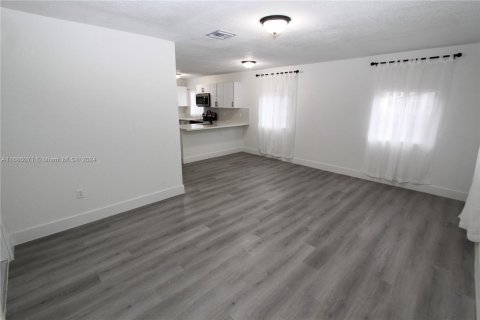 House in Miami, Florida 4 bedrooms, 107.58 sq.m. № 1423932 - photo 15