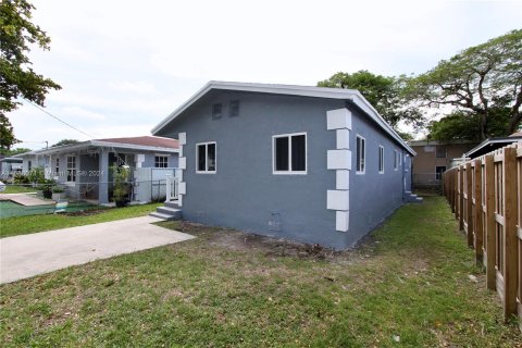 House in Miami, Florida 4 bedrooms, 107.58 sq.m. № 1423932 - photo 3