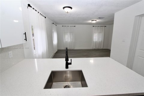 House in Miami, Florida 4 bedrooms, 107.58 sq.m. № 1423932 - photo 12