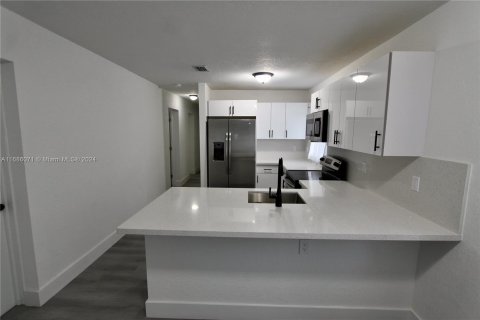 House in Miami, Florida 4 bedrooms, 107.58 sq.m. № 1423932 - photo 7