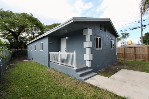 House in Miami, Florida 4 bedrooms, 107.58 sq.m. № 1423932 - photo 1