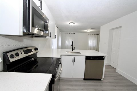 House in Miami, Florida 4 bedrooms, 107.58 sq.m. № 1423932 - photo 11