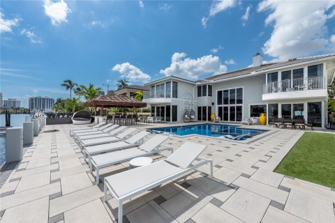 House in Fort Lauderdale, Florida 5 bedrooms, 433.02 sq.m. № 1333439 - photo 9