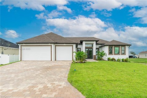 Villa ou maison à vendre à Cape Coral, Floride: 4 chambres, 200.11 m2 № 908418 - photo 1