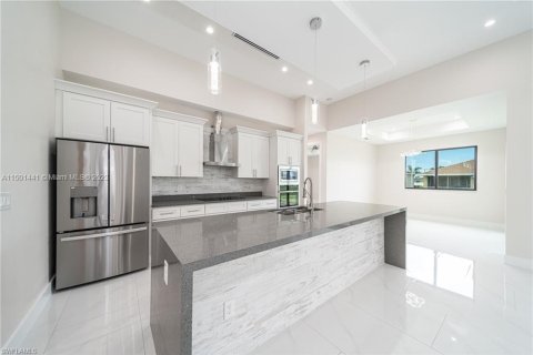 Villa ou maison à vendre à Cape Coral, Floride: 4 chambres, 200.11 m2 № 908418 - photo 4