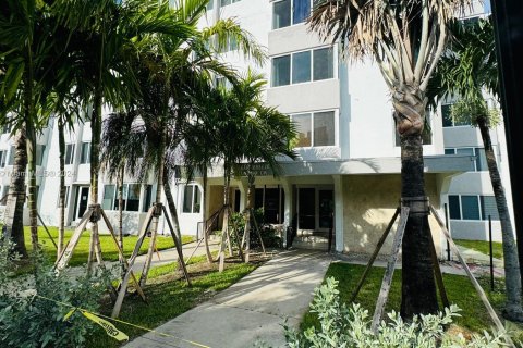 Condo in Sunny Isles Beach, Florida, 1 bedroom  № 1294874 - photo 17