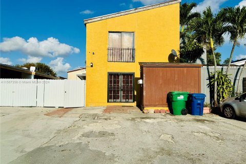 Townhouse in Miami Gardens, Florida 3 bedrooms, 133.41 sq.m. № 1116037 - photo 1