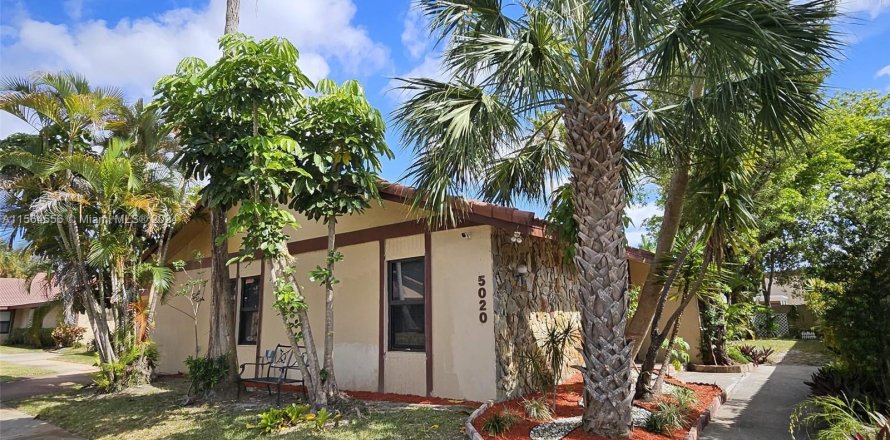 Townhouse in Hollywood, Florida 3 bedrooms, 157.93 sq.m. № 1132166
