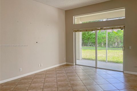 House in Weston, Florida 4 bedrooms, 192.59 sq.m. № 1295106 - photo 14