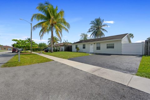 House in Tamarac, Florida 4 bedrooms, 157 sq.m. № 1152046 - photo 20