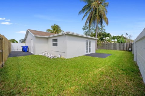 House in Tamarac, Florida 4 bedrooms, 157 sq.m. № 1152046 - photo 1