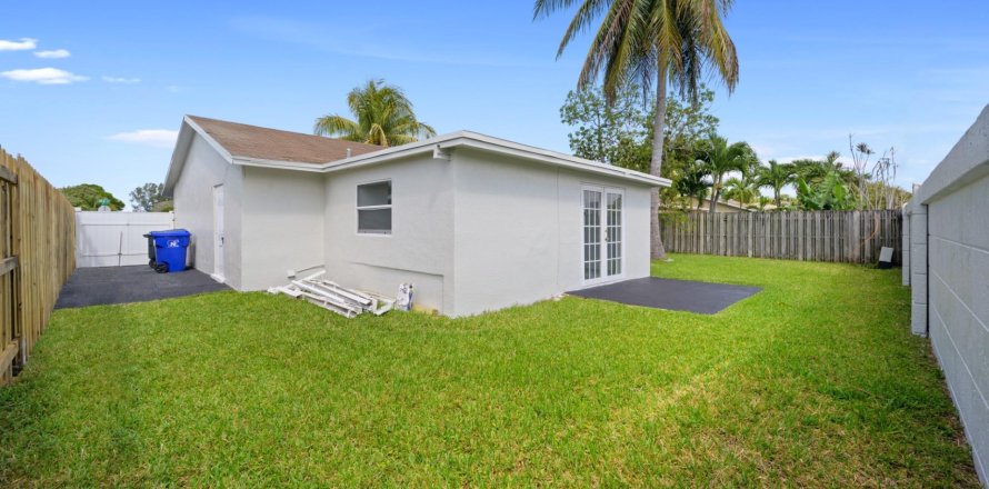 House in Tamarac, Florida 4 bedrooms, 157 sq.m. № 1152046