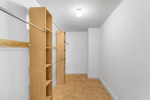 Condo in Hialeah, Florida, 1 bedroom  № 1394389 - photo 17