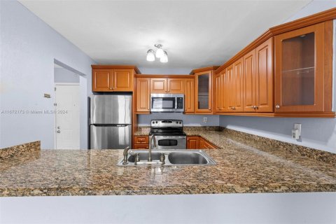 Condo in Hialeah, Florida, 1 bedroom  № 1394389 - photo 10