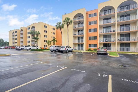 Condo in Hialeah, Florida, 1 bedroom  № 1394389 - photo 1