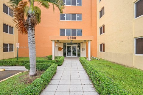 Condominio en venta en Hialeah, Florida, 1 dormitorio, 80.82 m2 № 1394389 - foto 3