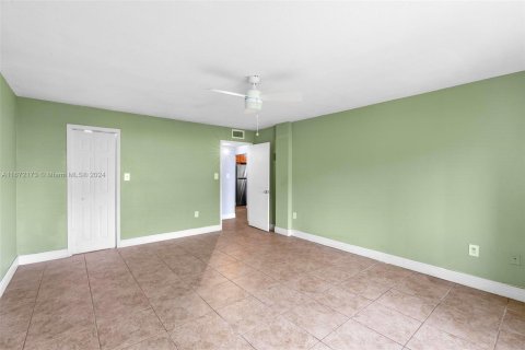 Condo in Hialeah, Florida, 1 bedroom  № 1394389 - photo 15