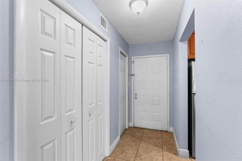 Condo in Hialeah, Florida, 1 bedroom  № 1394389 - photo 6