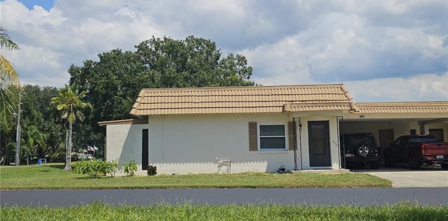 House in New Port Richey, Florida 2 bedrooms, 82.78 sq.m. № 1337432