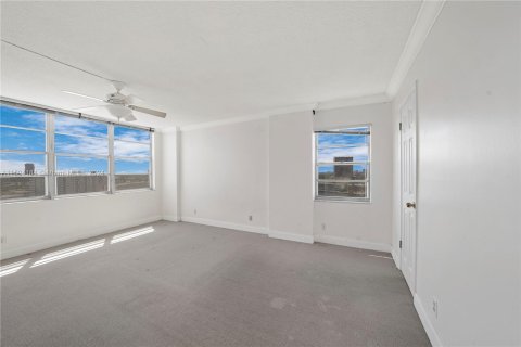 Condominio en venta en Hallandale Beach, Florida, 2 dormitorios, 119.66 m2 № 1186109 - foto 9