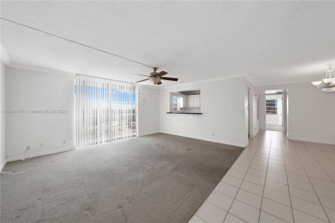 Condominio en venta en Hallandale Beach, Florida, 2 dormitorios, 119.66 m2 № 1186109 - foto 29