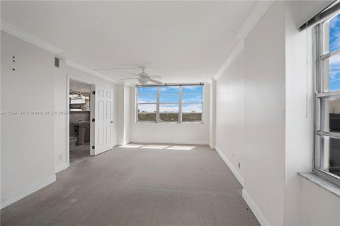 Condominio en venta en Hallandale Beach, Florida, 2 dormitorios, 119.66 m2 № 1186109 - foto 10