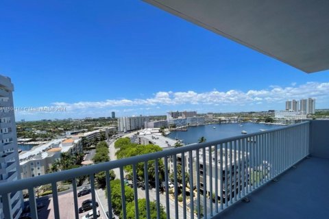 Condominio en venta en Hallandale Beach, Florida, 2 dormitorios, 119.66 m2 № 1186109 - foto 1