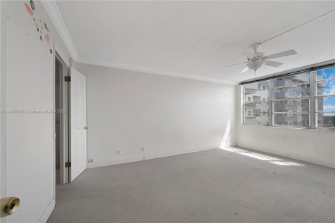 Condominio en venta en Hallandale Beach, Florida, 2 dormitorios, 119.66 m2 № 1186109 - foto 15