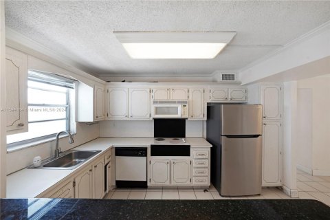 Condominio en venta en Hallandale Beach, Florida, 2 dormitorios, 119.66 m2 № 1186109 - foto 28