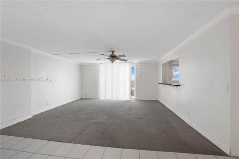 Condominio en venta en Hallandale Beach, Florida, 2 dormitorios, 119.66 m2 № 1186109 - foto 30
