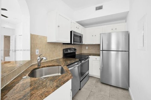 Condo in Miami Beach, Florida, 1 bedroom  № 887717 - photo 19