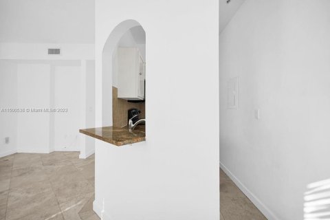 Condo in Miami Beach, Florida, 1 bedroom  № 887717 - photo 17