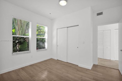 Condo in Miami Beach, Florida, 1 bedroom  № 887717 - photo 4