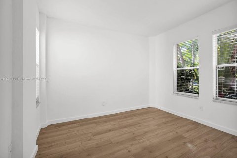 Condo in Miami Beach, Florida, 1 bedroom  № 887717 - photo 3