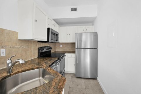 Condo in Miami Beach, Florida, 1 bedroom  № 887717 - photo 20