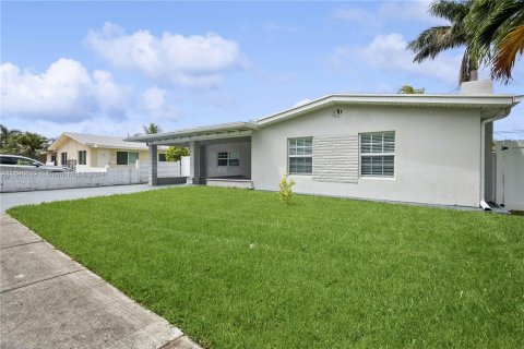 House in Hallandale Beach, Florida 3 bedrooms, 154.59 sq.m. № 1332194 - photo 24