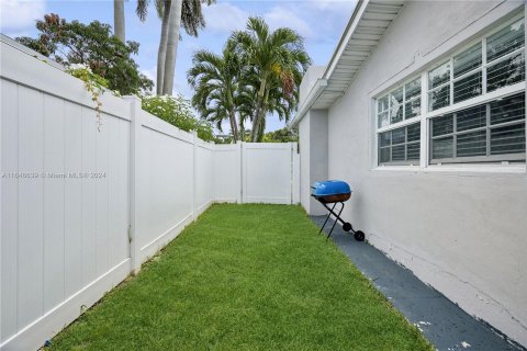 House in Hallandale Beach, Florida 3 bedrooms, 154.59 sq.m. № 1332194 - photo 23