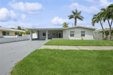 House in Hallandale Beach, Florida 3 bedrooms, 154.59 sq.m. № 1332194 - photo 1