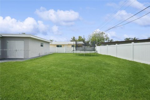 House in Hallandale Beach, Florida 3 bedrooms, 154.59 sq.m. № 1332194 - photo 21