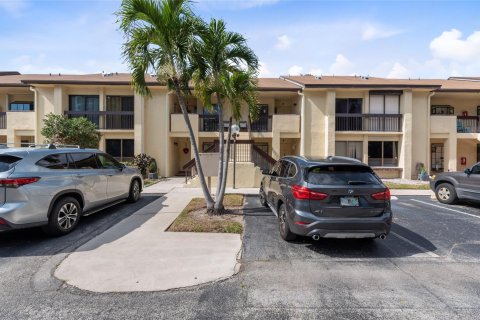 Condo in Deerfield Beach, Florida, 2 bedrooms  № 998458 - photo 2