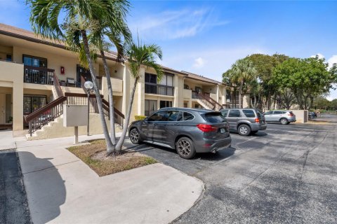 Condo in Deerfield Beach, Florida, 2 bedrooms  № 998458 - photo 1