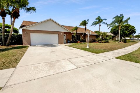 House in Lake Worth, Florida 4 bedrooms, 179.12 sq.m. № 1222498 - photo 13