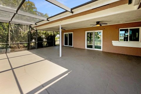 House in Lake Worth, Florida 4 bedrooms, 179.12 sq.m. № 1222498 - photo 18