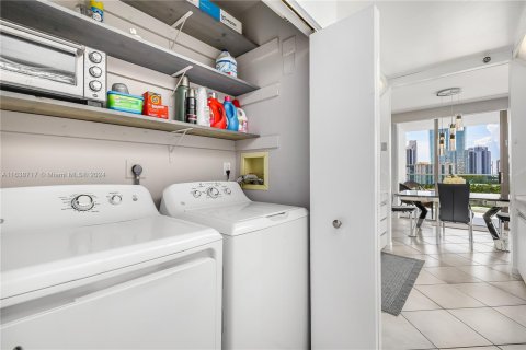 Condo in Aventura, Florida, 2 bedrooms  № 1347644 - photo 18