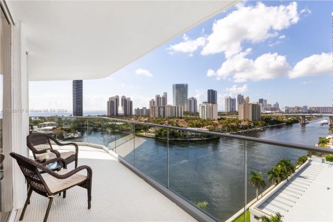 Condo in Aventura, Florida, 2 bedrooms  № 1347644 - photo 1