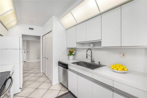 Condo in Aventura, Florida, 2 bedrooms  № 1347644 - photo 17